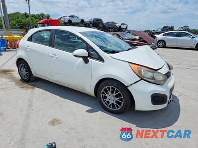 Czwarte zdjęcie samochodu z boku: 2013 KIA RIO LX VIN:KNADM5A39D6307713 - miniatura