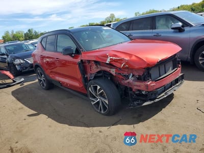 Czwarte zdjęcie samochodu z boku: 2022 VOLVO XC40 T5 R-DESIGN VIN:YV4162UM0N2724579 - miniatura