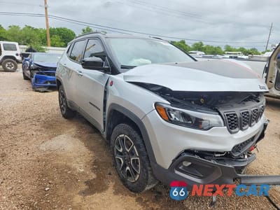Czwarte zdjęcie samochodu z boku: 2025 JEEP COMPASS TRAILHAWK VIN:3C4NJDDN7ST559115 - miniatura