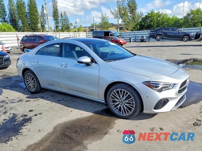 Czwarte zdjęcie samochodu z boku: 2025 MERCEDES-BENZ CLA 250 4MATIC VIN:W1K5J4HB0SN525619 - miniatura