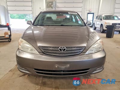 Piąte zdjęcie samochodu w środku: 2002 TOYOTA CAMRY LE VIN:4T1BE32KX2U536407 - miniatura