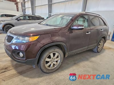 2013 KIA SORENTO LX 5XYKT3A68DG382895 - główne zdjęcie licytacji z USA - miniatura