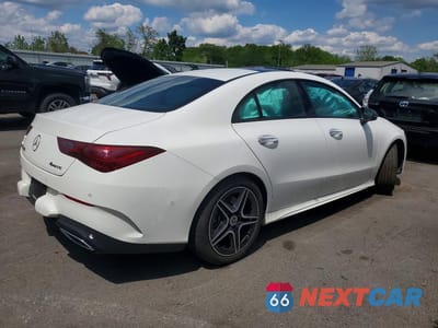 Trzecie zdjęcie samochodu z tyłu: 2025 MERCEDES-BENZ CLA 250 4MATIC VIN:W1K5J4HB6SN510686 - miniatura