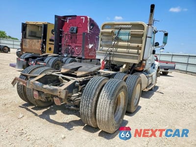 Czwarte zdjęcie samochodu z boku: 2005 INTERNATIONAL 9200I SEMI TRUCK VIN:3HSCEAPR95N056792 - miniatura