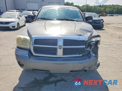 Piąte zdjęcie samochodu w środku: 2005 DODGE DAKOTA QUAD SLT VIN:1D7HE48N25S119343 - miniatura