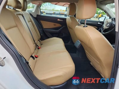Zdjęcie 10 z 12 samochodu: 2019 VOLKSWAGEN JETTA SEL VIN:3VWE57BU8KM108444 - miniatura