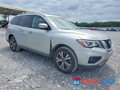 Czwarte zdjęcie samochodu z boku: 2017 NISSAN PATHFINDER SL VIN:5N1DR2MM6HC618090 - miniatura