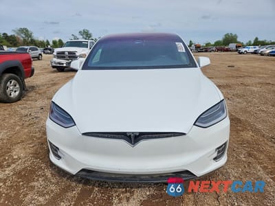 Piąte zdjęcie samochodu w środku: 2018 TESLA MODEL X VIN:5YJXCBE28JF112379 - miniatura
