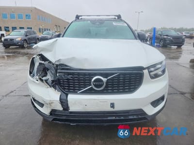Piąte zdjęcie samochodu w środku: 2019 VOLVO XC40 T5 R-DESIGN VIN:YV4162UM2K2152832 - miniatura