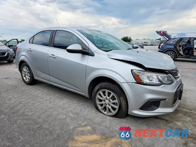 Czwarte zdjęcie samochodu z boku: 2018 CHEVROLET SONIC LT VIN:1G1JD5SH4J4129516 - miniatura