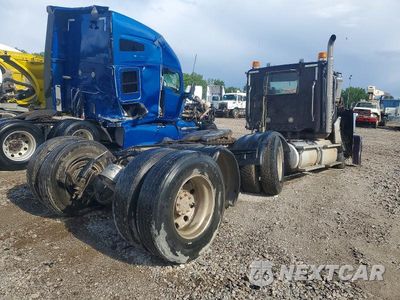 Czwarte zdjęcie samochodu z boku: 2014 FREIGHTLINER CORONADO - SEMI TRUCK VIN:3AKJGNDV4EDFT2932 - miniatura
