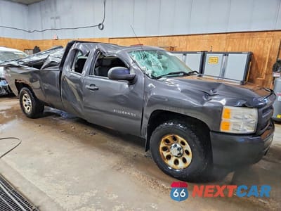 Czwarte zdjęcie samochodu z boku: 2010 CHEVROLET SILVERADO K1500 VIN:1GCSKPE05AZ244518 - miniatura