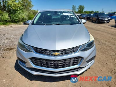 Piąte zdjęcie samochodu w środku: 2017 CHEVROLET CRUZE LT VIN:1G1BE5SM9H7153043 - miniatura