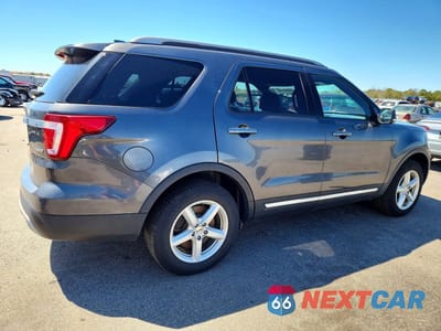 Trzecie zdjęcie samochodu z tyłu: 2017 FORD EXPLORER XLT VIN:1FM5K8D86HGD73976 - miniatura
