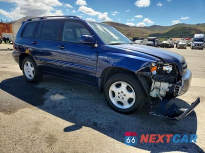 Czwarte zdjęcie samochodu z boku: 2005 TOYOTA HIGHLANDER LIMITED VIN:JTEEP21AX50100856 - miniatura