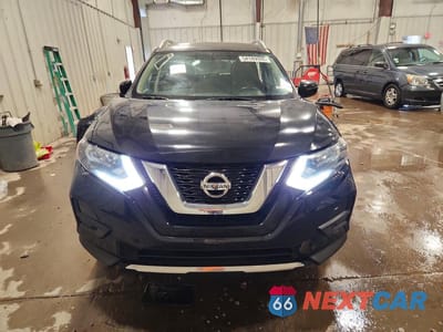 Piąte zdjęcie samochodu w środku: 2017 NISSAN ROGUE SV VIN:KNMAT2MVXHP534090 - miniatura