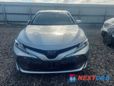 Piąte zdjęcie samochodu w środku: 2018 TOYOTA CAMRY XLE VIN:4T1B11HK8JU133032 - miniatura