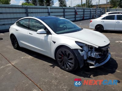 Czwarte zdjęcie samochodu z boku: 2021 TESLA MODEL 3 VIN:5YJ3E1EC2MF026565 - miniatura