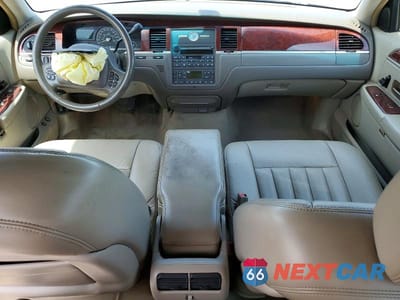 Zdjęcie 8 z 13 samochodu: 2003 LINCOLN TOWN CAR EXECUTIVE VIN:1LNHM81WX3Y653722 - miniatura