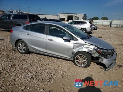 Czwarte zdjęcie samochodu z boku: 2017 CHEVROLET CRUZE LT VIN:1G1BE5SMXH7213637 - miniatura