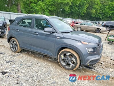 Czwarte zdjęcie samochodu z boku: 2023 HYUNDAI VENUE SEL VIN:KMHRC8A32PU272814 - miniatura