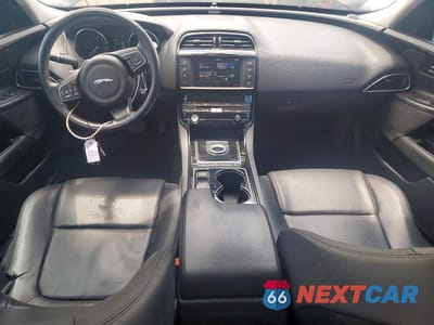 Zdjęcie 8 z 12 samochodu: 2017 JAGUAR XE VIN:SAJAR4BG8HA962887 - miniatura