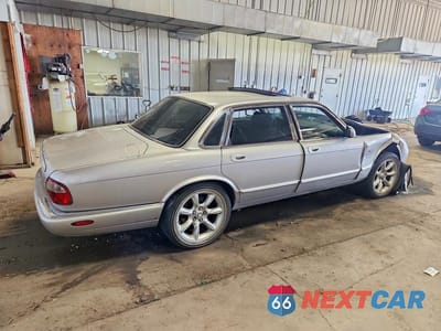 Trzecie zdjęcie samochodu z tyłu: 2000 JAGUAR XJR VIN:SAJDA15B9YMF18129 - miniatura