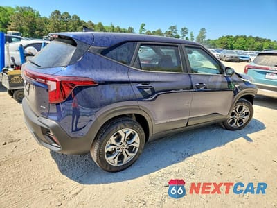 Trzecie zdjęcie samochodu z tyłu: 2026 KIA SELTOS LX VIN:KNDEPCAA7T7912422 - miniatura