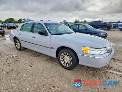 Czwarte zdjęcie samochodu z boku: 1999 LINCOLN TOWN CAR SIGNATURE VIN:1LNHM82W3XY683830 - miniatura