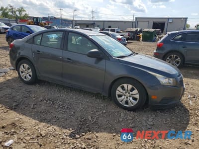 Czwarte zdjęcie samochodu z boku: 2013 CHEVROLET CRUZE LS VIN:1G1PA5SH4D7152204 - miniatura