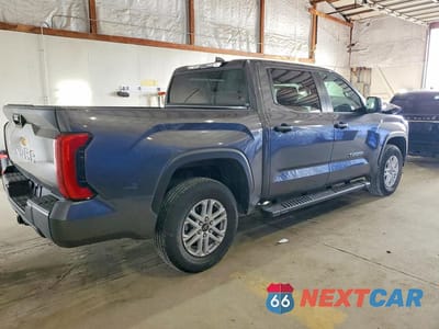 Trzecie zdjęcie samochodu z tyłu: 2026 TOYOTA TUNDRA SR5 VIN:5TFLA5DB7TX336579 - miniatura