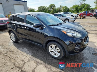Czwarte zdjęcie samochodu z boku: 2019 KIA SPORTAGE LX VIN:KNDPMCAC5K7508844 - miniatura