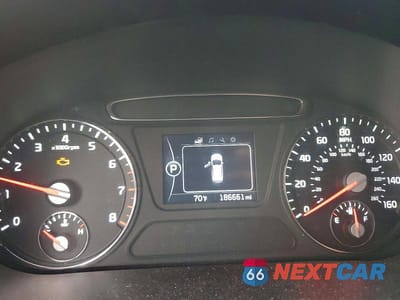 Zdjęcie 9 z 13 samochodu: 2016 KIA SORENTO LX VIN:5XYPG4A36GG140813 - miniatura