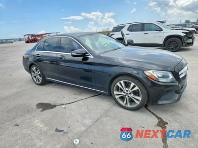 Czwarte zdjęcie samochodu z boku: 2018 MERCEDES-BENZ C 300 VIN:55SWF4JBXJU244322 - miniatura