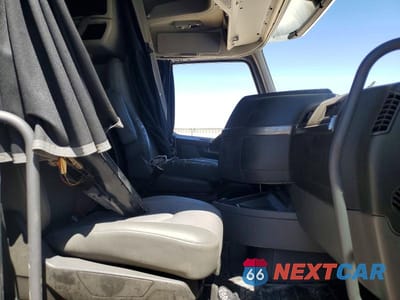 Piąte zdjęcie samochodu w środku: 2023 VOLVO VN VNL VIN:4V4NC9EH5PN619551 - miniatura