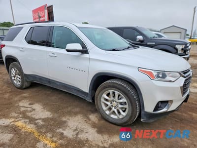 Czwarte zdjęcie samochodu z boku: 2021 CHEVROLET TRAVERSE LT VIN:1GNERGKW4MJ263122 - miniatura
