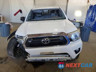 Piąte zdjęcie samochodu w środku: 2015 TOYOTA TACOMA V6 VIN:5TFLU4EN9FX143283 - miniatura