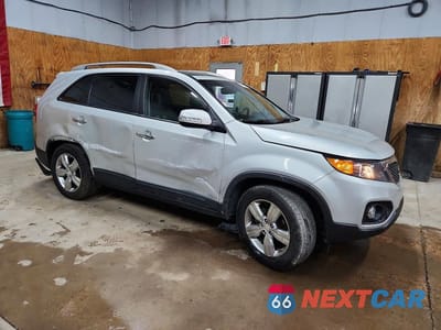 Czwarte zdjęcie samochodu z boku: 2013 KIA SORENTO EX VIN:5XYKUDA23DG371481 - miniatura