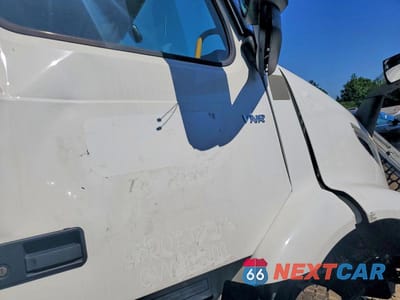 Piąte zdjęcie samochodu w środku: 2025 VOLVO VNR SEMI TRUCK VIN:4V4W39EG1SN670646 - miniatura