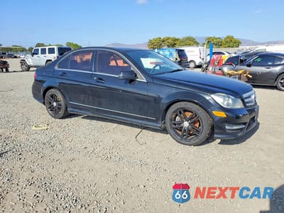 Czwarte zdjęcie samochodu z boku: 2013 MERCEDES-BENZ C 250 VIN:WDDGF4HB5DR242722 - miniatura