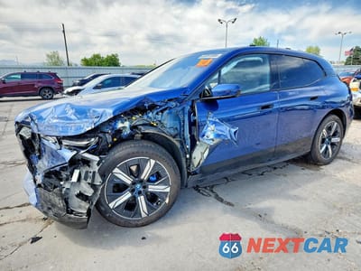 2025 BMW IX XDRIVE50 WB523CF08SCU58827 - główne zdjęcie licytacji z USA - miniatura