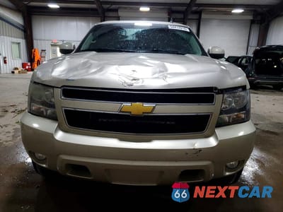 Piąte zdjęcie samochodu w środku: 2013 CHEVROLET SUBURBAN K1500 LT VIN:1GNSKJE72DR136184 - miniatura