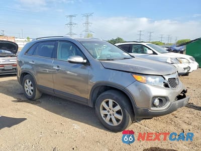 Czwarte zdjęcie samochodu z boku: 2013 KIA SORENTO LX VIN:5XYKT3A68DG346740 - miniatura