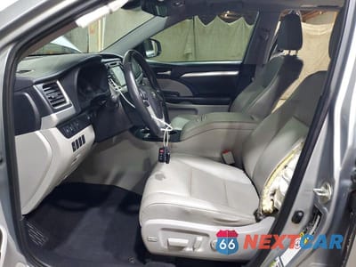 Zdjęcie 7 z 13 samochodu: 2019 TOYOTA HIGHLANDER XLE VIN:5TDKZRFH5KS346206 - miniatura