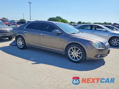 Czwarte zdjęcie samochodu z boku: 2010 CHEVROLET MALIBU LTZ VIN:1G1ZE5EB5AF108539 - miniatura