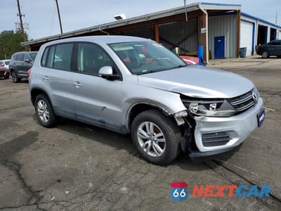 Czwarte zdjęcie samochodu z boku: 2014 VOLKSWAGEN TIGUAN S VIN:WVGAV3AX0EW623847 - miniatura