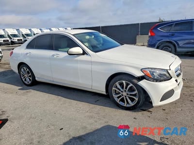 Czwarte zdjęcie samochodu z boku: 2015 MERCEDES-BENZ C 300 4MATIC VIN:55SWF4KB1FU013881 - miniatura