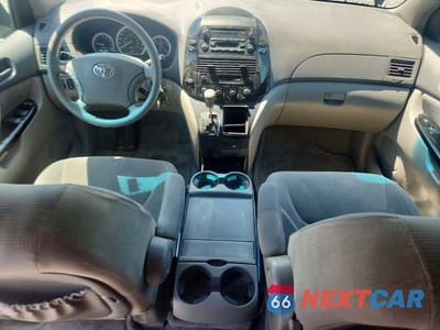 Zdjęcie 8 z 13 samochodu: 2004 TOYOTA SIENNA VIN:5TDZA23C94S146390 - miniatura