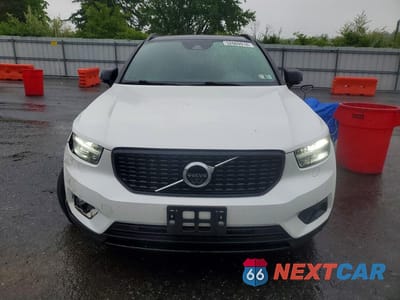 Piąte zdjęcie samochodu w środku: 2021 VOLVO XC40 PLUS VIN:YV4162UM2M2462918 - miniatura