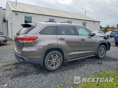 Trzecie zdjęcie samochodu z tyłu: 2018 TOYOTA HIGHLANDER XLE VIN:5TDJZRFH8JS554641 - miniatura